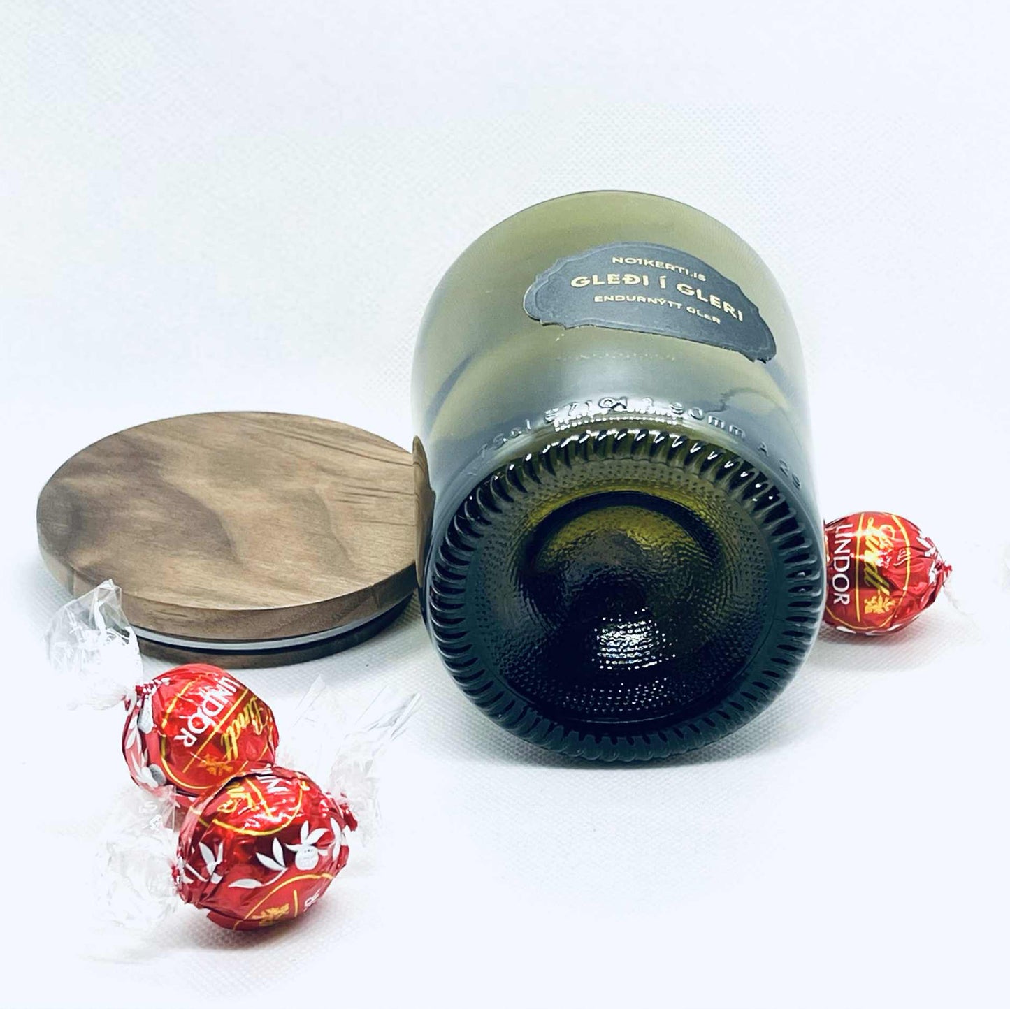 Gleði í gleri með rauðum borða