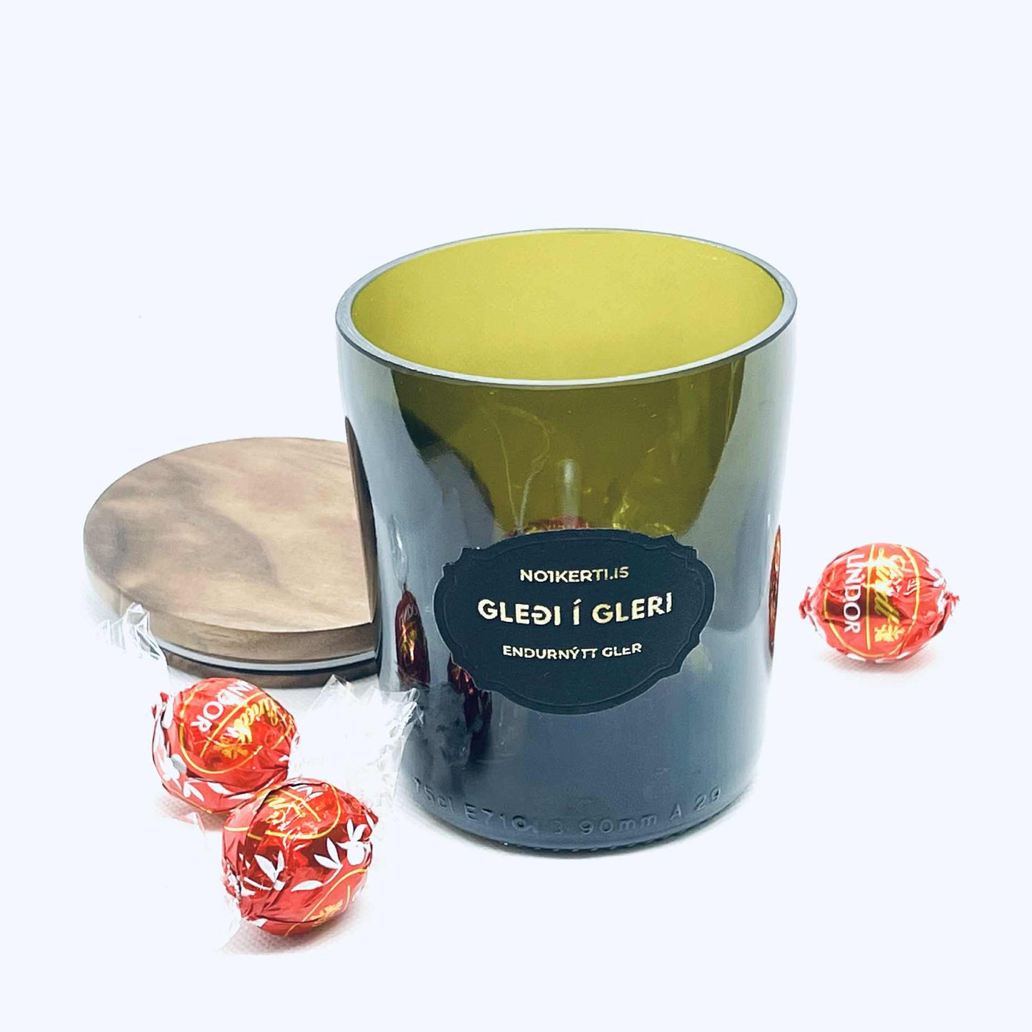 Gleði í gleri með rauðum borða